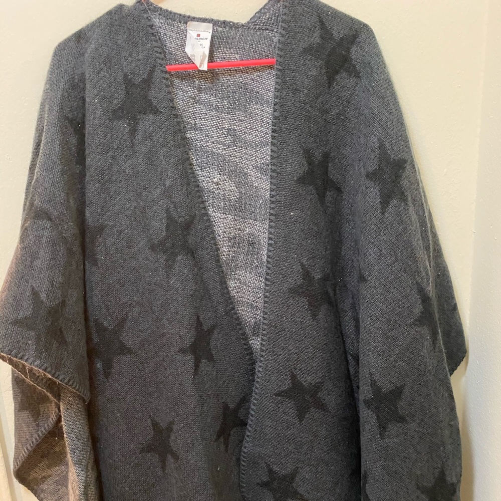 Reversible shall. Camo and stars.